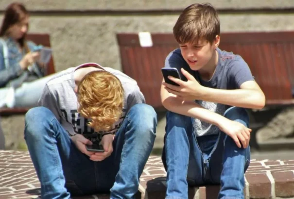 Ausztráliában betiltották a 16 éven aluliak közösségimédia-használatát