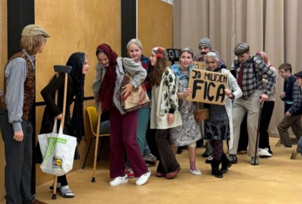 Botrány kerekedett az iskolai halloweenpartiból. A nyugdíjasok panaszt tennének a „Szeretem Ficót” feliratú transzparenst hordozó gimisek csoportja miatt