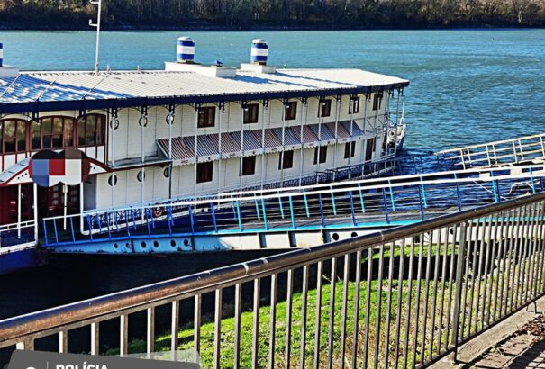 Egy süllyedő hajót mentenek Pozsonynál