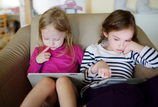 Az ausztrál kormányfő azt szeretné, ha a gyerekek visszatérnének a játszóterekre, ezért a közösségi oldalak betiltását javasolja a 16 év alattiak számára