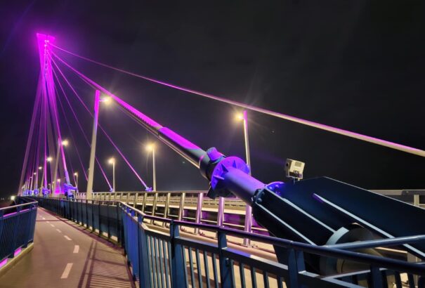 A koraszülöttek világnapján lila színnel világítják meg a Monostori hidat