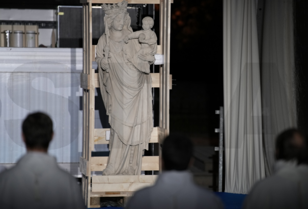 Visszakerült a Notre-Dame-ba a tűzvészt csodával határos módon túlélő Szűz Mária-szobor