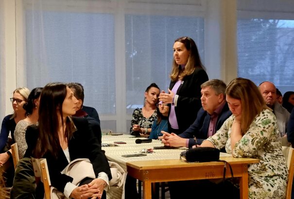 Király Zsolt: Iskolaösszevonás Ipolyságon – A szlovákok összefogtak, a magyar polgármester cserben hagyta választóit (helyszíni riport)