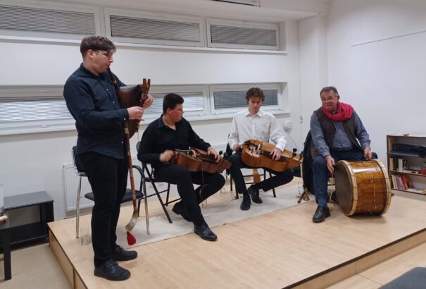 A martosi Mérges banda nevével ellentétes vidám hangulatú koncertet adott  a komáromi Szinnyei József Könyvtárban