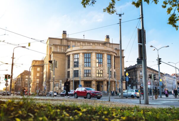 Ismét bombafenyegetéseket kaptak az egyetemek. Holnap áttérnek az online oktatásra