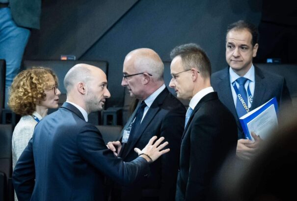 Szijjártó Péter: Nem szabad feláldozni a NATO kollektív védelemét semmilyen harmadik ország miatt