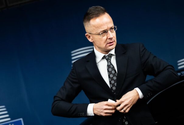 Szijjártó Péter Brüsszelben: Megveszekedett háborús hangulat van Brüsszelben