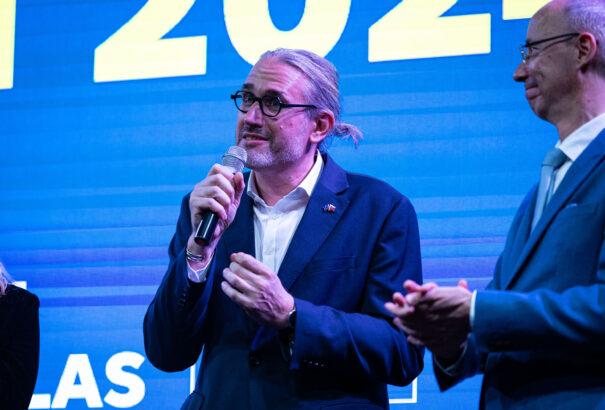 Ciki: A progresszív Hojsík klímaharcost játszik, közben autójának nincs érvényes emissziós vizsgája