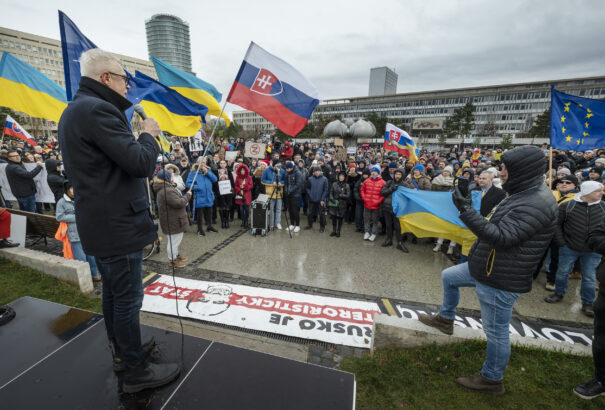 Pozsonyban több százan tüntettek a kormányfő moszkvai útja ellen