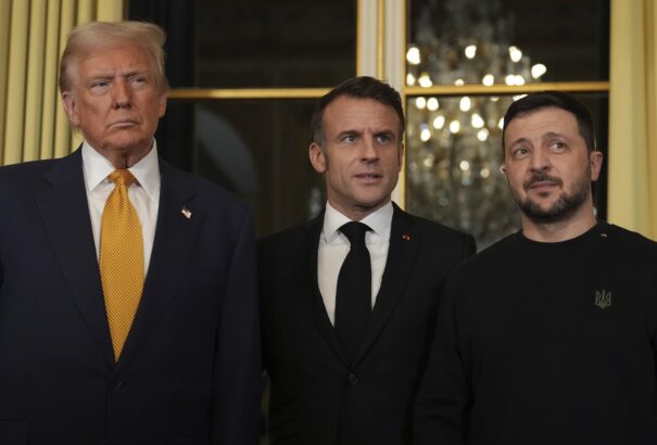 Trump, Macron és Zelenszkij ma háromoldalú találkozót folytatott