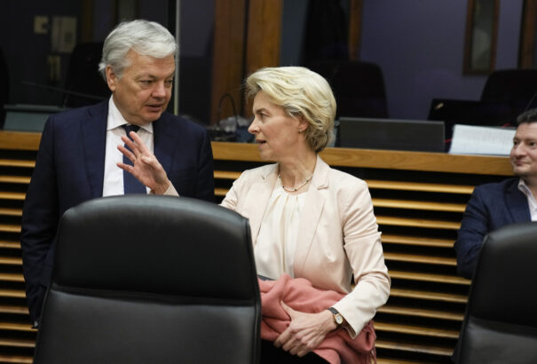 Újabb korrupciós botrány Brüsszelben: von der Leyen volt biztosát pénzmosással vádolják