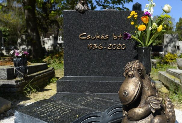 Felháborító! Ellopták Csukás István síremlékéről a Süsü-szobrot
