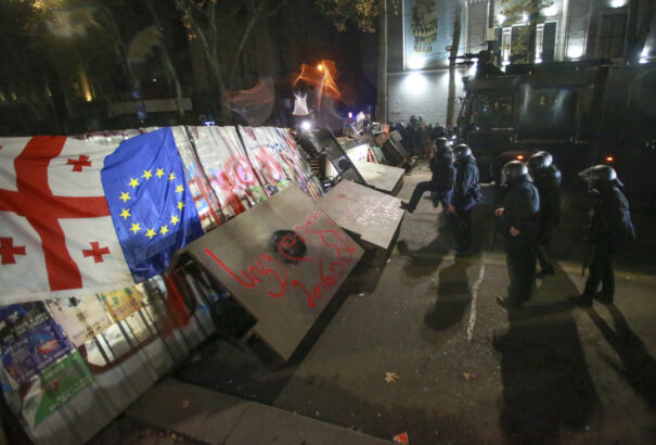 Egyre durvább utcai harcok és robbanásközeli politikai válság a vitatott választások után Grúziában