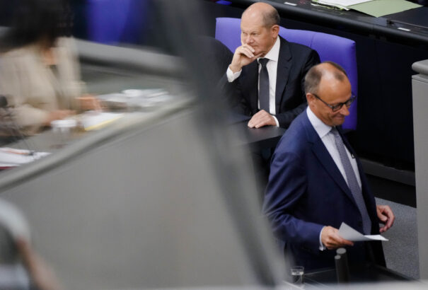 Német felmérések: Továbbra is vezet a CDU, de Merz előnye csökkent Scholzzal szemben