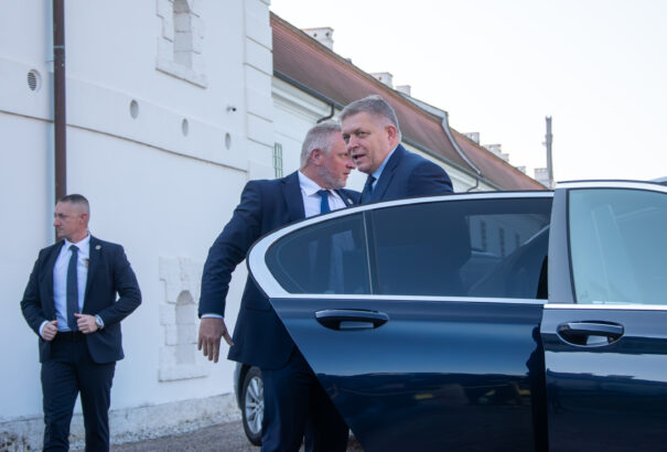 Fico rendkívüli parlamenti ülést akar a progresszív gyűléseken tapasztalható erőszakról