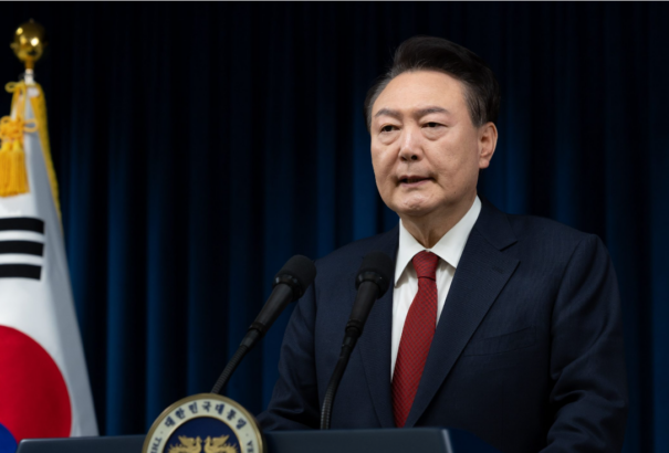 Dél-Koreában a hatóságok házkutatást tartottak az elnöki hivatalban, a volt védelmi miniszter öngyilkosságot kísérelt meg