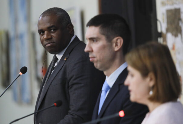 London felfüggeszt minden együttműködést a georgiai kormánnyal