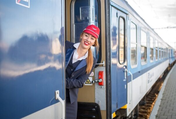 Jövő évtől kedvezményesen utazhatnak vonattal a rendőrök