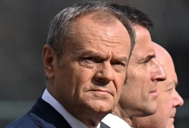 Donald Tusk Orbán Viktort bírálta – Putyin és Romanowski miatt
