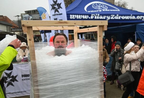 Lengyelországban megdöntötték a „legnagyobb jégfürdő váltó” Guinness-rekordját