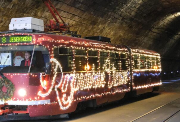 Pozsonyban is bemutatkoztak a karácsonyi villamosok