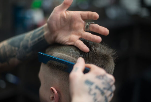 Így történik a hajtetoválás