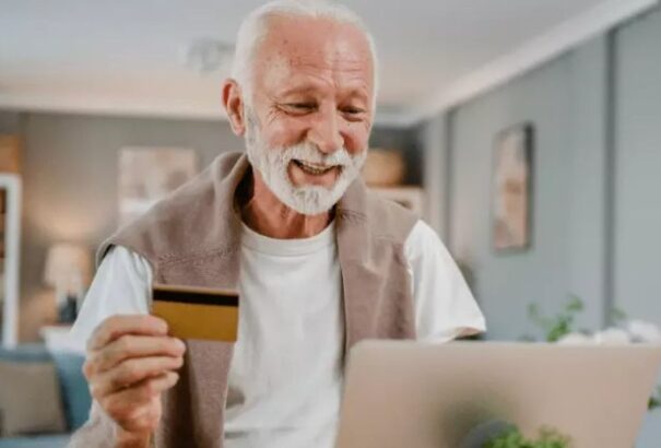 A nyugdíjasok feleslegesen fizetnek a bankoknak. Ingyenesen is lehet bankszámlájuk