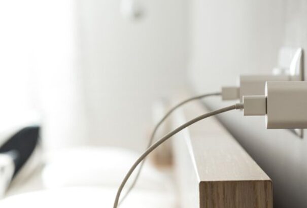 Aki 2025-ben a konnektorban hagyja a töltőt, az a saját bőrén fogja megtapasztalni a következményeit