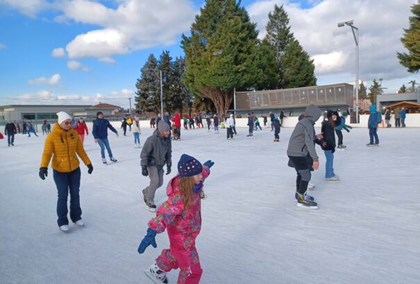Napfényes télidőben vidáman siklanak a korcsolyák a komáromi Erzsébet-szigeten – Képekkel