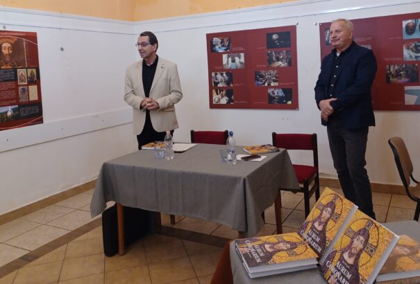 Bencsik András Komáromban tartott könyvbemutatót a Szent Korona legendás történetéről