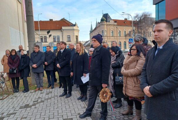 Megkoszorúzták Komáromban Duray Miklós emléktábláját