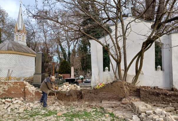 Leomlott a komáromi katolikus temető százéves téglakerítése – Képekkel