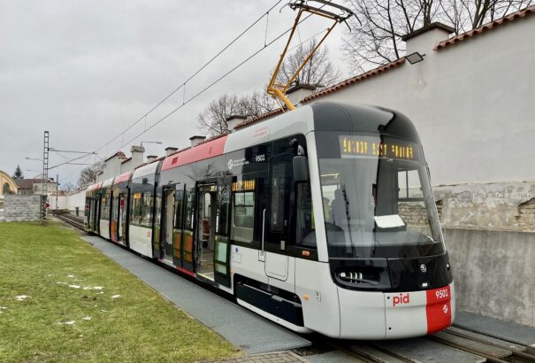Bemutatták Prága első Škoda ForCity Plus 52T villamosát