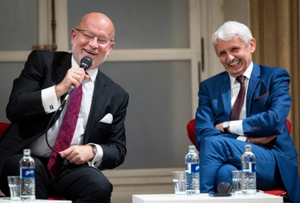 Volt külügyminiszterek: A kormány felrúgja az eddigi külpolitikai konszenzust