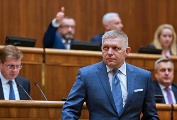 Elkezdődött a Robert Fico megbuktatására összehívott rendkívüli parlamenti ülés. Van esélye az ellenzéknek?