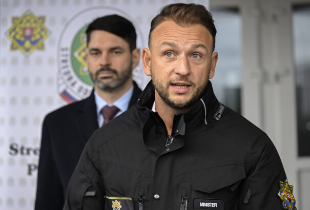 Šutaj Eštok elítélte a gimnáziumi késes támadást, a tragédia helyszínére tart