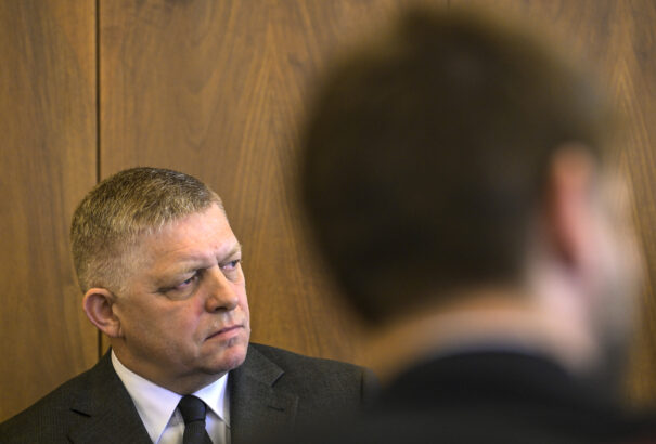 Fico a parlament bizottsági ülésén: Tele van már a hócipőm Zelenszkijjel. Csak koslat Európában, kéreget és zsarol