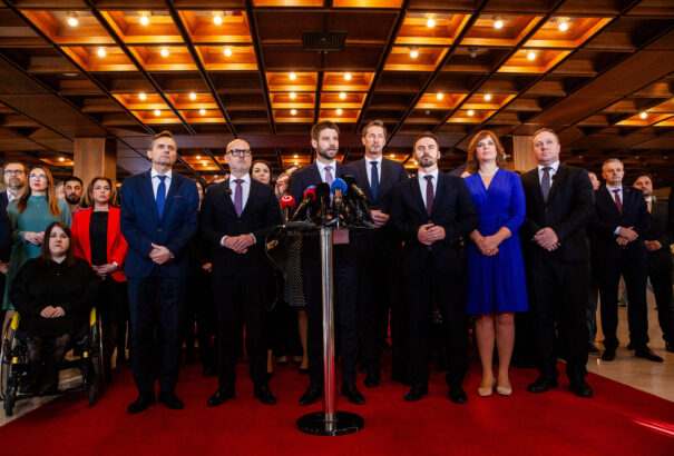 Mégiscsak összefogott az ellenzék. Bizalmatlansági indítványt nyújtanak be Fico kormánya ellen