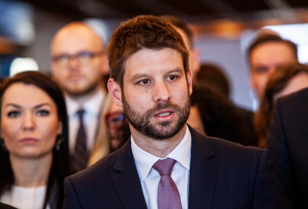 IPSOS-felmérés: Gubík egyre mélyebbre süllyeszti a „Maszövit”. A Smer és a PS fej-fej mellett