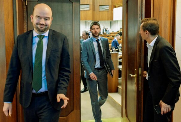 Újabb bizalmatlansági indítványt nyújtott be a PS, az SaS és a KDH