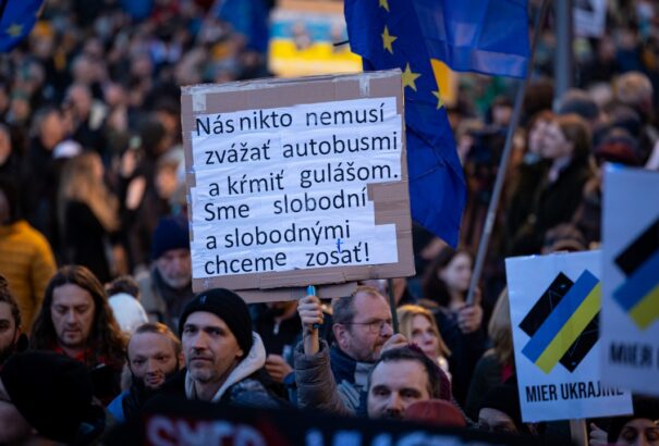 A kormány azért küzd, hogy a Szlovákiában folyó hibrid háborúból ne legyen majdani forradalom