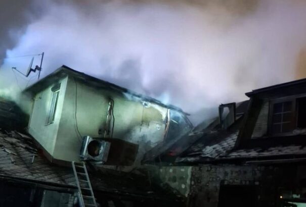 Tűz ütött ki az egyik parlamenti képviselő házában, nem kizárt az idegenkezűség