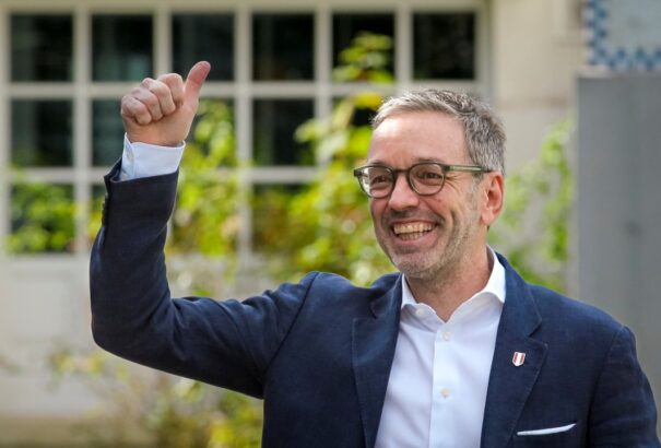 Az osztrák államfő az FPÖ elnökével egyeztet hétfőn a kormányalakítási lehetőségekről