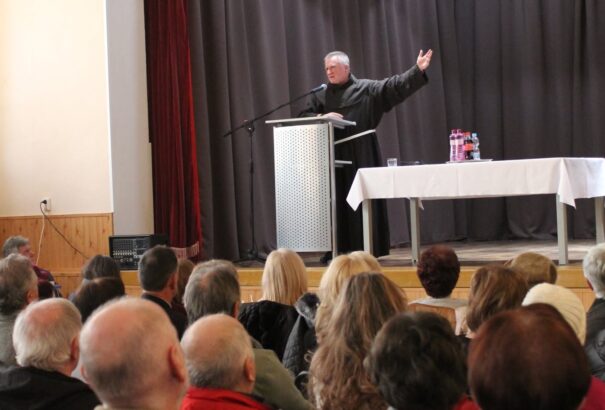 Humor és szeretet, Isten nem gyárt selejtet – Csicseri interjú Böjte Csaba atyával