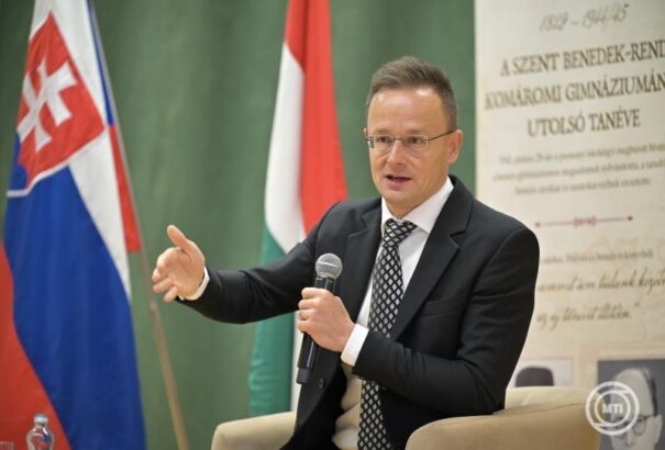 Szijjártó Péter Komáromban: a magyar-amerikai kapcsolatok újjáépítése új mozgásteret ad a magyar kormánynak