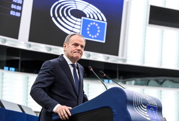 Donald Tusk: ha Európa fenn akar maradni, akkor jobban kell fegyverkeznie