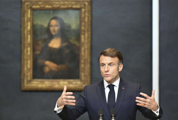 Macron: Felújítás vár a Louvre-ra, a Mona Lisa egy különleges teremben kap helyet