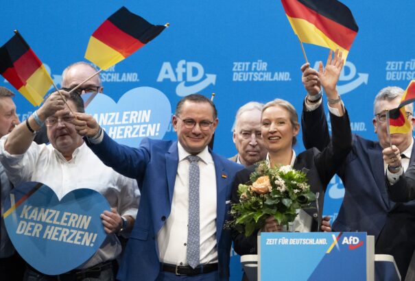 Kongresszust tartott az AfD: Eltörölné az eurót, lecserélné az EU-t, szigorítaná a migrációt és definiálta a családot