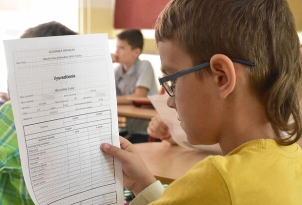 Pszichológus: A gyengébb jegyeket tartalmazó bizonyítványra higgadtan kell reagálni