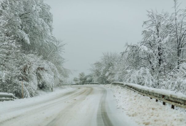 Megállíthatatlanul közeleg a havazás és a viharos szél. Egyes útszakaszokon már korlátozások vannak érvényben